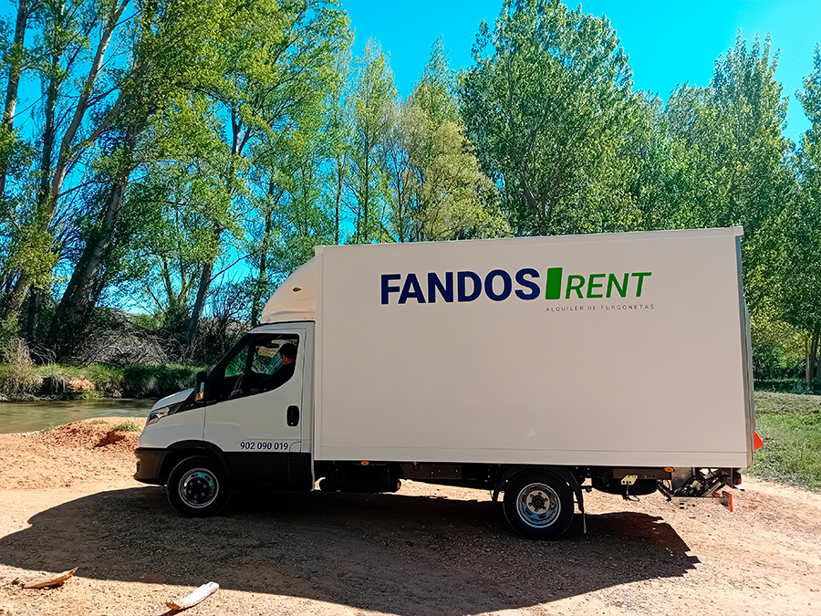 Por qué elegir un alquiler de furgoneta con caja cerrada