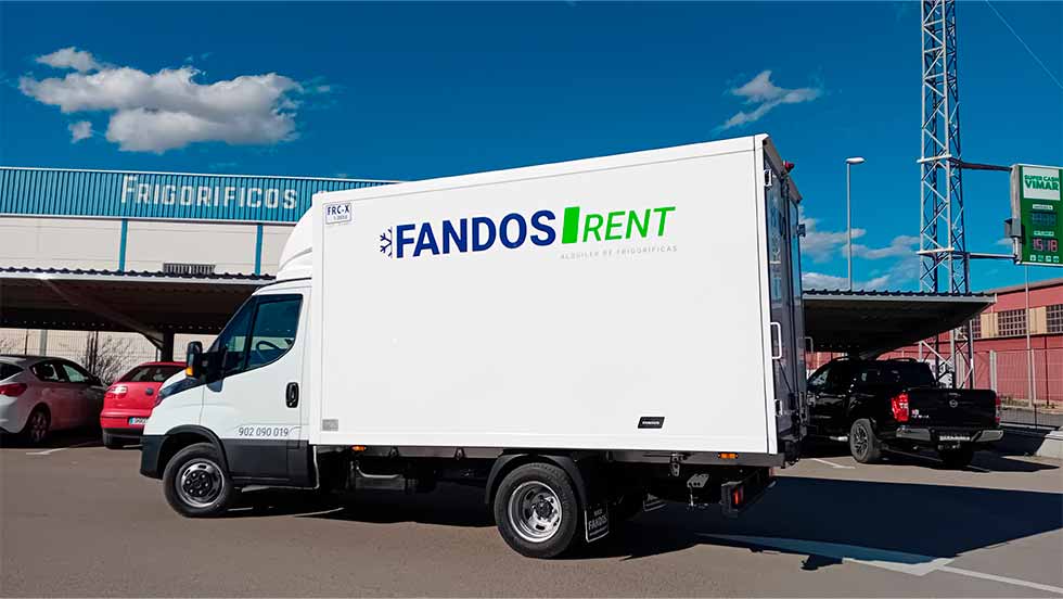 Furgoneta de caja frigorífica estacionada en empresa