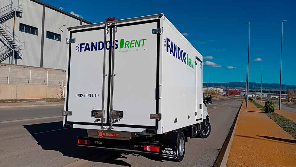 Furgoneta caja frigorífica en polígono industrial