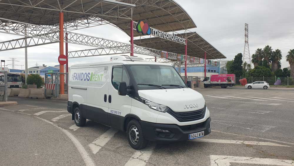 Furgoneta frigorífica de renting aparcada en MercaValencia