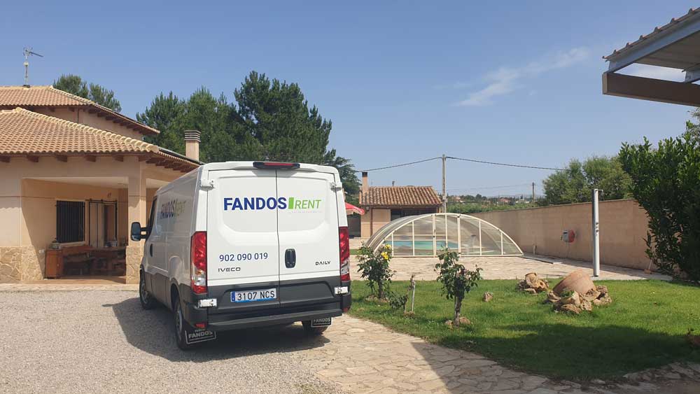 furgoneta de carga utilizada para reparto en Black Friday