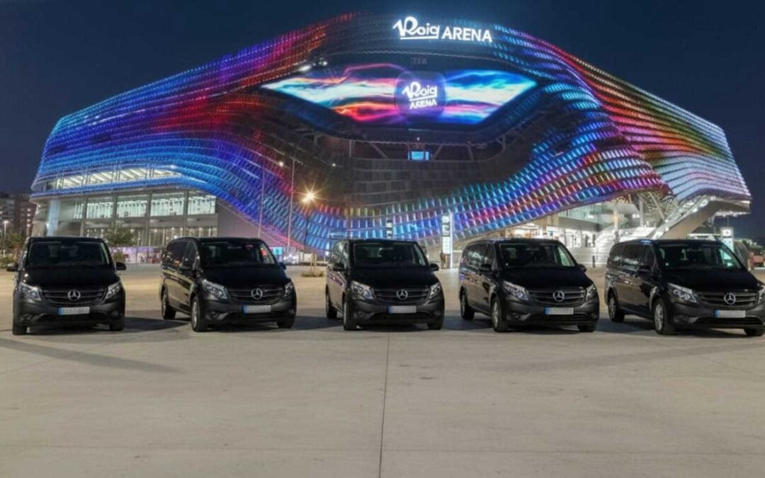 Furgonetas de pasajeros en los 40 music awards - Roig Arena