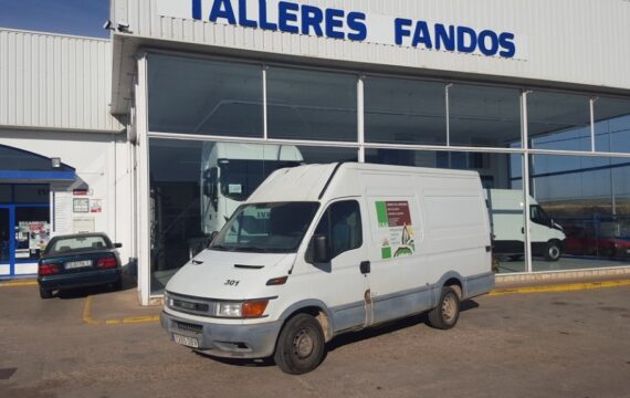 Entrega de furgoneta de ocasión IVECO en Barcelona.