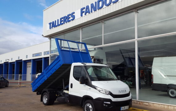 Entrega de furgoneta nueva IVECO 35C15 con caja basculante.