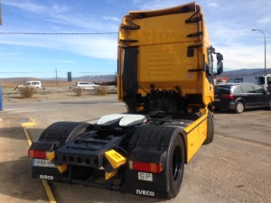 Entrega de flamante cabeza tractora IVECO AS440S50TP automática con intarder. Con carenados y llantas en color negro.