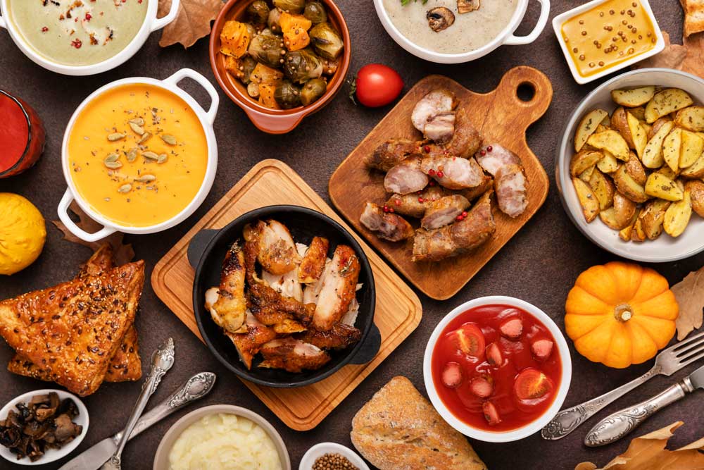 Mesa llena de comida en restaurantes y bares de carretera de España