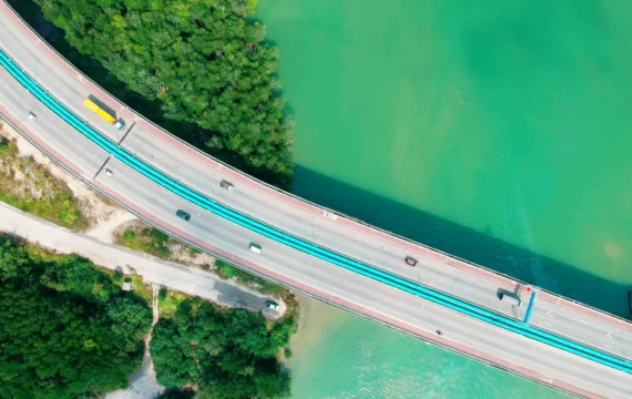 Conducir un camión en verano: consejos esenciales para una ruta segura y sin imprevistos