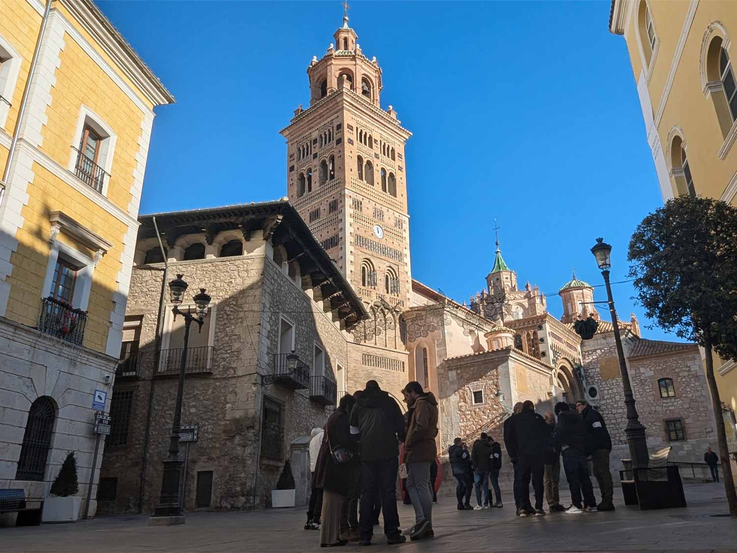 Actividad por equipos al aire libre por el centro de Teruel