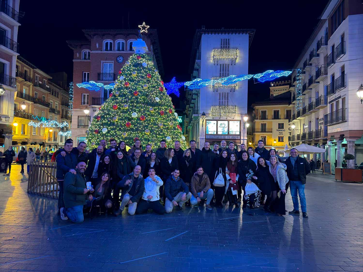 Foto de equipo FANDOS en el árbol de Navidad de Teruel